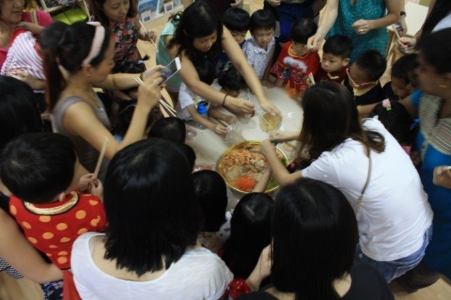 As a finale, all the parents, children and teachers gathered for Tossing of Yusheng (捞鱼生) for a year of joy, happiness and prosperity!