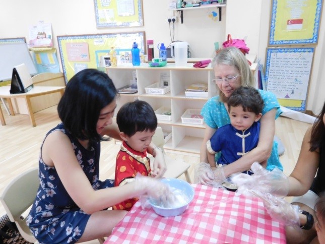 Through the making of Tang Yuan (汤圆), children had a deeper understanding of Chinese culture.