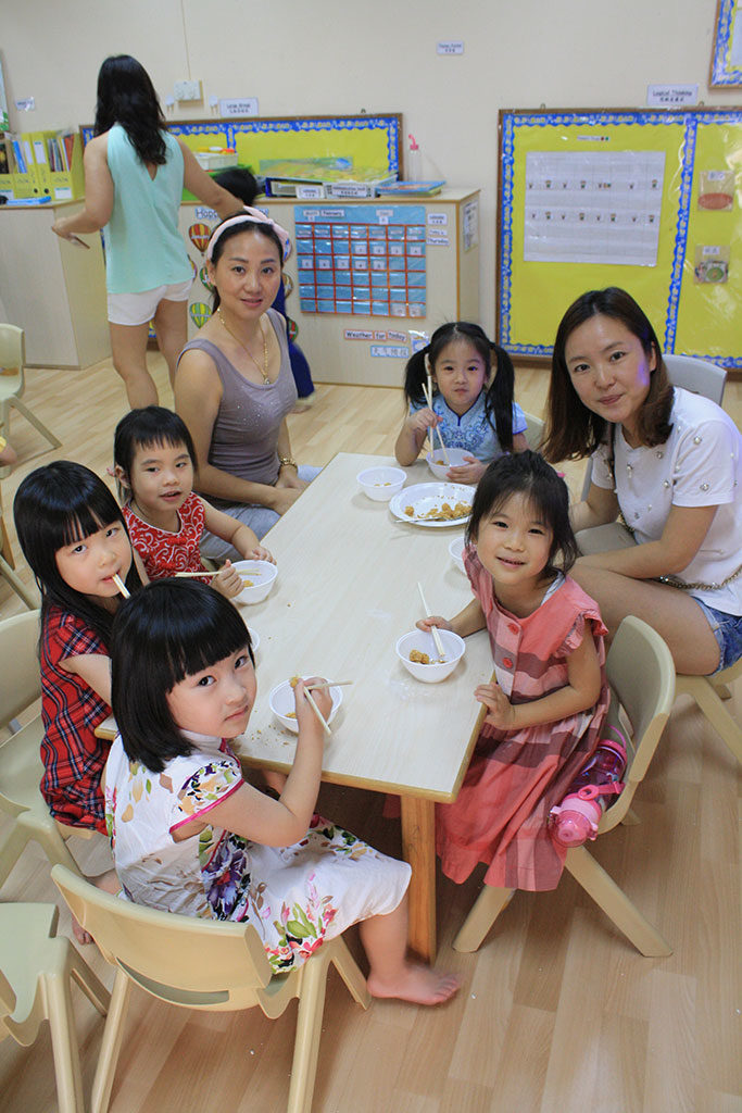 Parents and children made Tang Yuan (汤圆), enjoying the sweet gathering of families during this festive season.