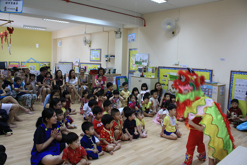 We welcome the New Year with a lively lion dance (舞狮)